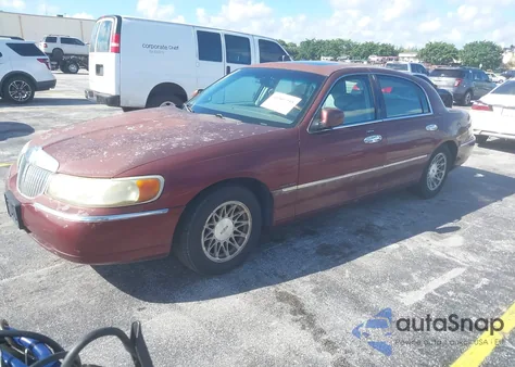 2002 Lincoln Town Car Signature from USA, damaged, VIN 1LNHM82W22Y635311